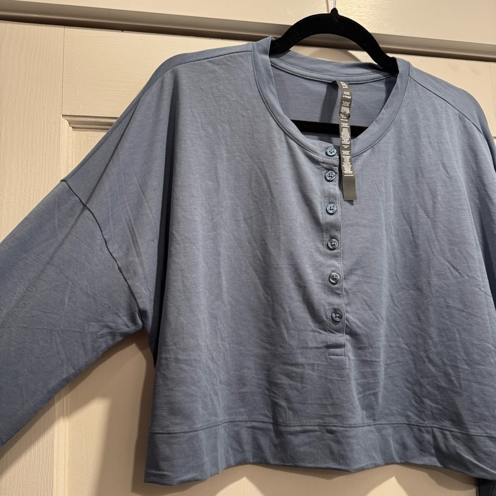 Vuori Blue Avalon Cropped Henley Top XL Activewear Athleisure Spring Gym Workout - Picture 9 of 11